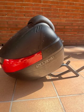 Baúl Shad SH33 con respaldo y soporte metálico