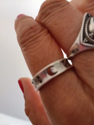 Anillo de plata con diseño de luna