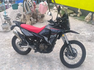 Moto Enduro/Off-Road Negra y Roja