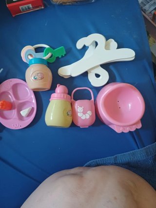 Juguetes niña: plato, biberón, etc.
