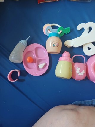 Juguetes niña: plato, biberón, etc.