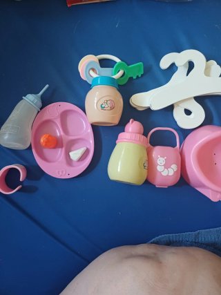 Juguetes niña: plato, biberón, etc.