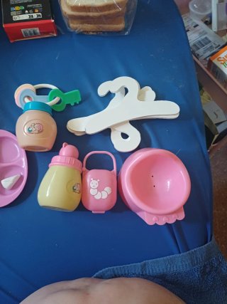 Juguetes niña: plato, biberón, etc.