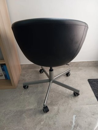 Silla giratoria Ikea negra y plateada