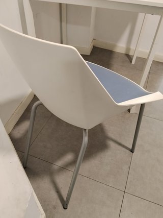 Silla de oficina azul y blanca
