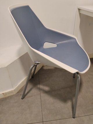 Silla de oficina azul y blanca