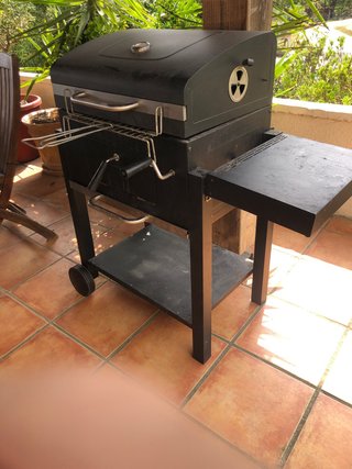 Barbacoa de carbón seminueva