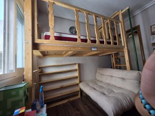 Cama alta madera pino con sofá y colchón