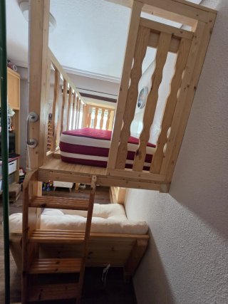 Cama alta madera pino con sofá y colchón