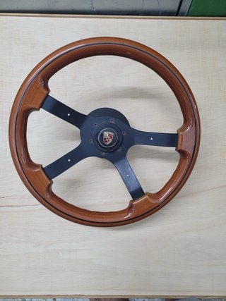 Volante clásico madera insignia Porsche