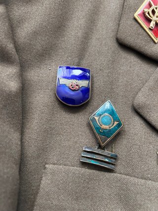 Chaqueta militar antigua con escudo