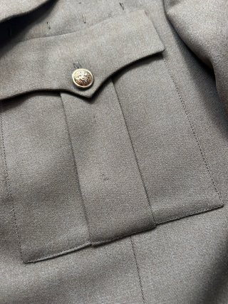 Chaqueta militar antigua con escudo