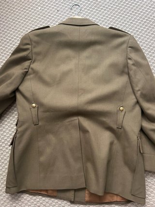 Chaqueta militar antigua con escudo