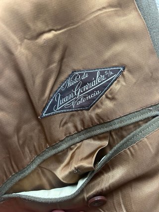 Chaqueta militar antigua con escudo