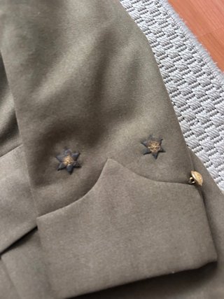 Chaqueta militar antigua con escudo