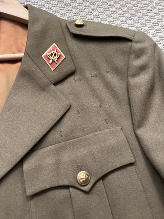 Chaqueta militar antigua con escudo