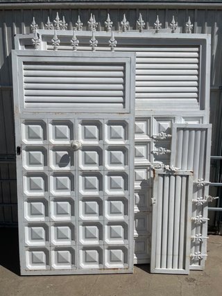Puertas de garaje y peatonal