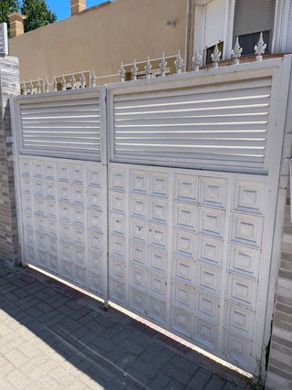 Puertas de garaje y peatonal