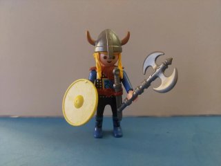 Playmobil Guerrero Vikingo con Hacha y Escudo