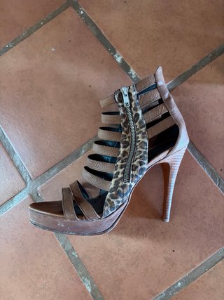Sandalias de tacón fino con estampado de leopardo