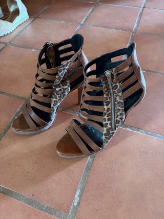 Sandalias de tacón fino con estampado de leopardo
