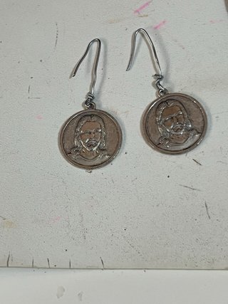 Pendientes con redondeles de Cristo plateados