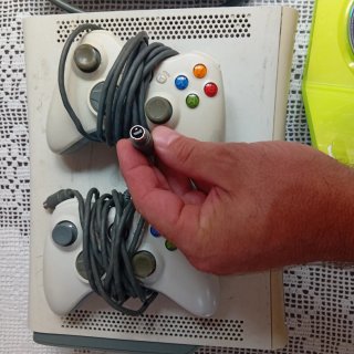 Xbox 360 con 2 mandos y juego Avatar