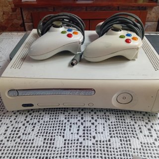 Xbox 360 con 2 mandos y juego Avatar