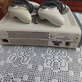 Xbox 360 con 2 mandos y juego Avatar