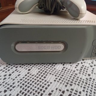 Xbox 360 con 2 mandos y juego Avatar