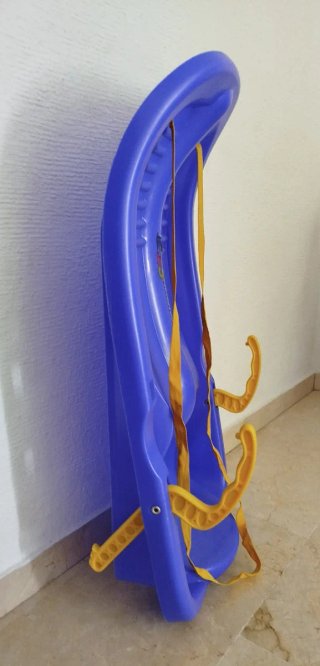 Trineo azul para niños con freno.
