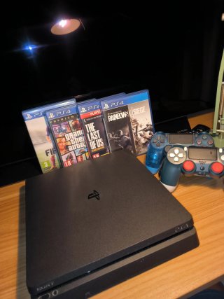 PS4 Slim 1TB + 2 Mandos + 4 Juegos