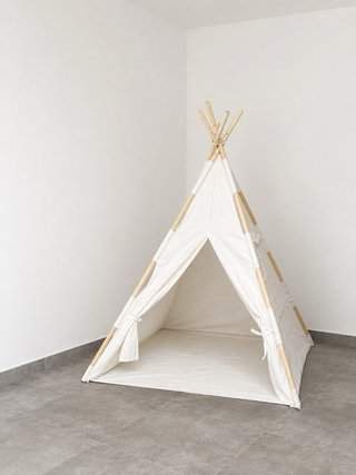Tipi blanco con ventanas para niños