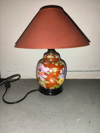 Lámpara para mesilla de cerámica con flores