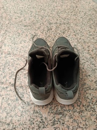 Zapatillas grises y blancas