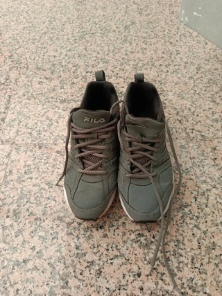 Zapatillas grises y blancas