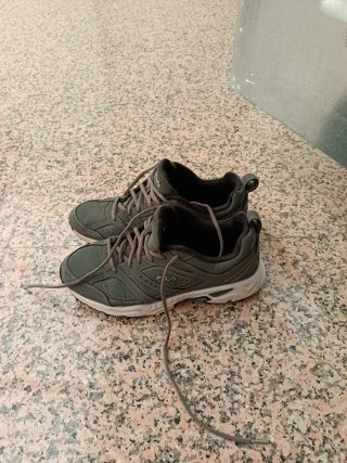 Zapatillas grises y blancas