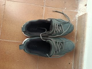 Zapatillas grises y blancas