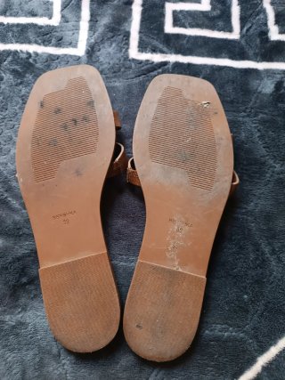 Sandalias Bershka marrones hebilla dorada T39