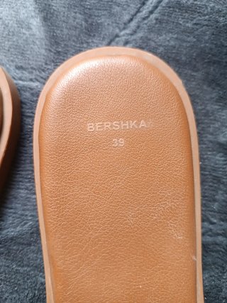 Sandalias Bershka marrones hebilla dorada T39