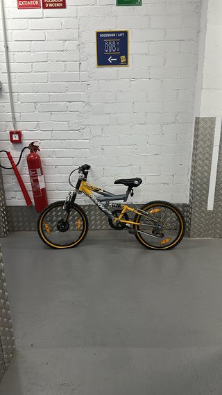 Bicicleta infantil amarilla y gris