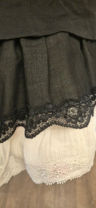 Vestido negro corto con encaje