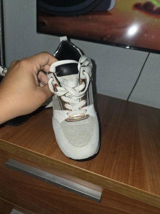 Zapatillas de tacón plateadas y blancas