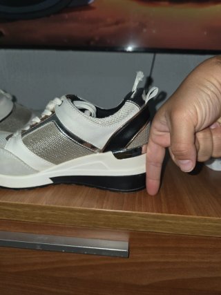Zapatillas de tacón plateadas y blancas