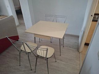 Conjunto mesa plegable  y 2 sillas vintage