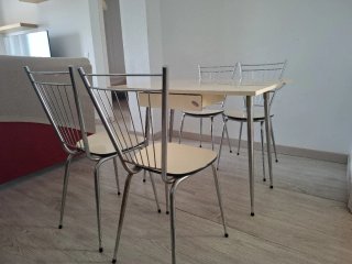 Conjunto mesa plegable  y 2 sillas vintage