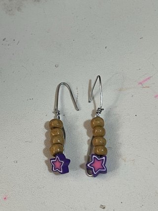 Pendientes con estrella morada y cuentas de madera