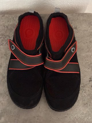 Zapatos deportivos negros y rojos