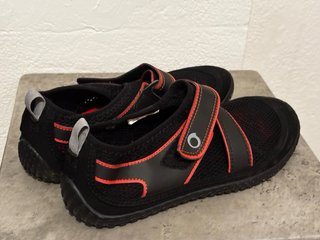 Zapatos deportivos negros y rojos