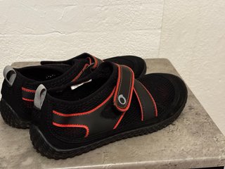 Zapatos deportivos negros y rojos